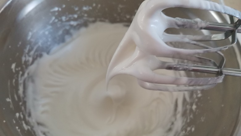 酸奶芝士蛋糕,打发至湿性发泡，即提起打蛋器有直立的小弯勾