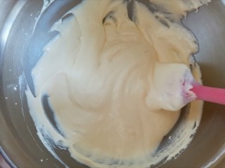 酸奶芝士蛋糕,同样的手法翻拌均匀至看不见蛋白霜