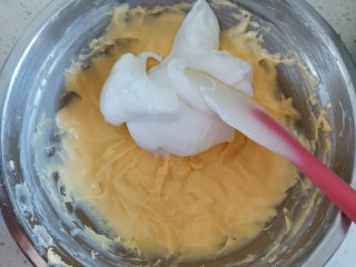 酸奶芝士蛋糕,再取1/3的蛋白霜到芝士糊里翻拌均匀，不能画圈搅拌