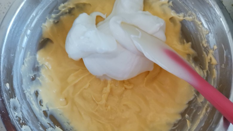 酸奶芝士蛋糕,再取1/3的蛋白霜到芝士糊里翻拌均匀，不能画圈搅拌
