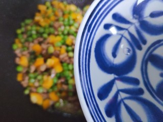 肉末青豆,加小半碗热开水
