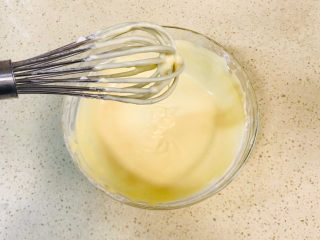 酸奶芝士蛋糕,继续搅拌均匀，搅拌好的蛋黄糊是细腻顺滑的