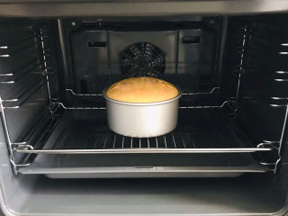 酸奶芝士蛋糕,送进烤箱中，烤箱最下层的烤盘里加一层热水，烤网放在倒数第二层，蛋糕放在烤网上，利于水浴法低温烘烤