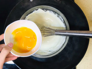 酸奶芝士蛋糕,加入蛋黄，继续搅拌顺滑