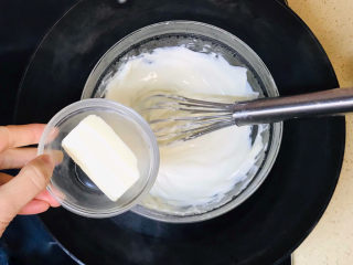 酸奶芝士蛋糕,继续加入黄油，边搅拌边融化