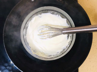 酸奶芝士蛋糕,用手动打蛋器，不停地搅拌至奶油芝士顺滑细腻