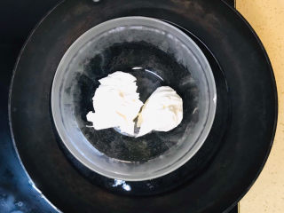 酸奶芝士蛋糕,先来融化搅拌蛋黄糊，装奶油芝士的玻璃碗，放进锅里，里面加入水，开慢火，开始融化奶油芝士