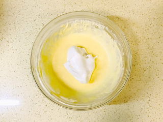 酸奶芝士蛋糕,先取三分之一蛋白霜加入蛋黄糊中