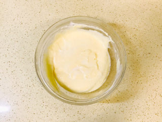 酸奶芝士蛋糕,利用“之”手法，翻拌均匀，继续加入三分之一蛋白霜，翻拌均匀