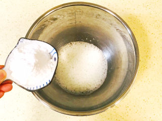 酸奶芝士蛋糕,用电动打蛋器搅拌至鱼泡眼，第一次加入糖霜