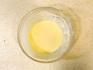 酸奶芝士蛋糕,完全搅拌后的蛋黄糊是非常细腻顺滑的，这个时候可以关火，移出外面