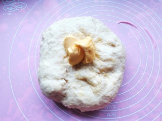 蜂蜜小面包,再放入黄油揉圆，用推拉的方式揉出薄膜