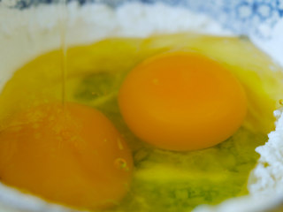 酥香鲜嫩的软炸里脊，老人小孩儿都爱吃~,鸡蛋打入淀粉中搅拌均匀