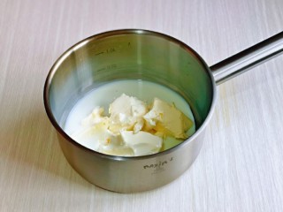 酸奶芝士蛋糕,奶油奶酪与酸奶放入耐高温的器具中。