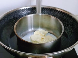 酸奶芝士蛋糕,小火隔水融化，一边用手动打蛋器搅拌。