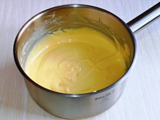 酸奶芝士蛋糕,用手动打蛋器打至无干粉，且细腻饱满，放旁边备用。