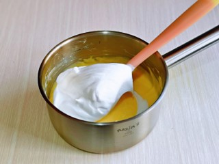 酸奶芝士蛋糕,取一般蛋白，放入奶酪糊中，翻拌均匀。