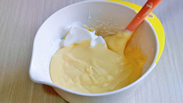 酸奶芝士蛋糕,再把蛋糕糊倒入蛋白器具中，翻拌至看不到蛋白即可。