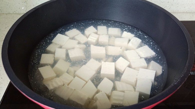 香辣鸭血,水沸后加入少量的盐，放入豆腐煮约1分钟，焯过水的豆腐捞出备用。