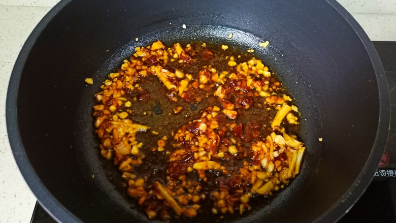 香辣鸭血,锅里加一点食用油放入蒜末，生姜炒香。加入郫县豆瓣酱一勺炒出香味。
