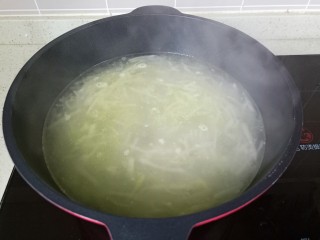 萝卜肉丸汤,加入适量的开水，开大火煮五分钟【开水可以让煮好的汤汁更加浓白。】