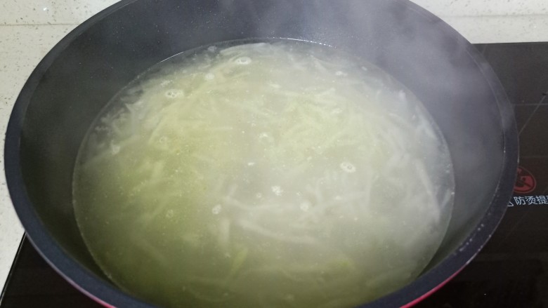 萝卜肉丸汤,加入适量的开水，开大火煮五分钟【开水可以让煮好的汤汁更加浓白。】