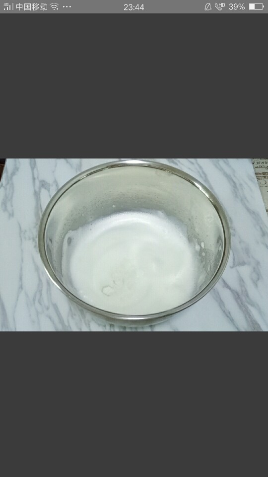 酸奶芝士蛋糕,继续打至细腻泡加入三分之一白砂糖