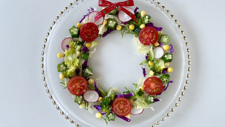圣诞花环沙拉&圣诞树沙拉，满满的节日气氛,把其余的蔬菜间隔交错的放在蔬菜环上，按自己的喜好摆放即可。顶部可以放一个蝴蝶结。