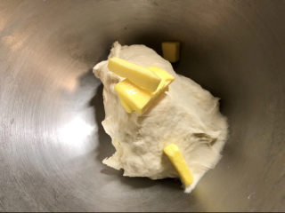 蜂蜜小面包,揉成光滑的面团后加入黄油