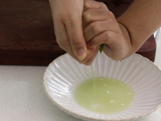 芹菜叶炒鸡蛋,10分钟后把叶子的水分挤干净，用刀切碎。
