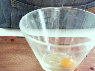 芹菜叶炒鸡蛋,碗中打入3个鸡蛋加入少许盐和胡椒粉