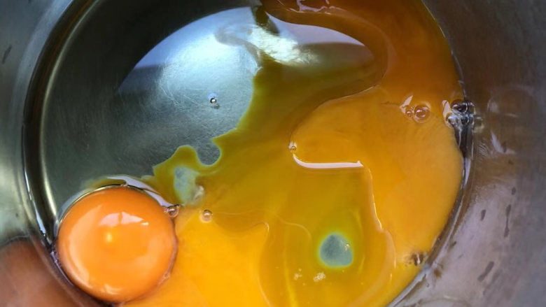 香蕉戚风,蛋黄盆里倒入油。