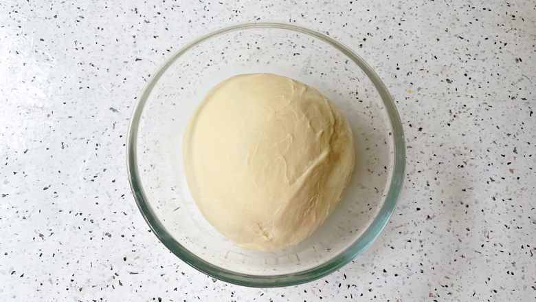 蜂蜜小面包,取出揉圆放温暖处发酵至两倍大左右