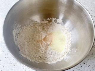 蜂蜜小面包,将主材料除黄油外，全放入厨师机的和面桶中