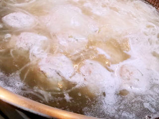 萝卜肉丸汤,沸而不闹腾，大约10分钟左右，肉丸子自然熟即可