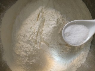 蜂蜜小面包,高筋面粉加盐增加面粉筋性。