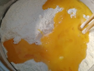 蜂蜜小面包,放入两个打散的鸡蛋。