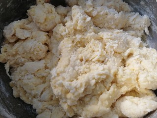 蜂蜜小面包,搅拌均匀，无干粉状，这个时候揉面比较粘手，放置几分钟再揉。