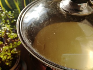 蜂蜜小面包,面团整形密封，放到温暖的室温发酵。