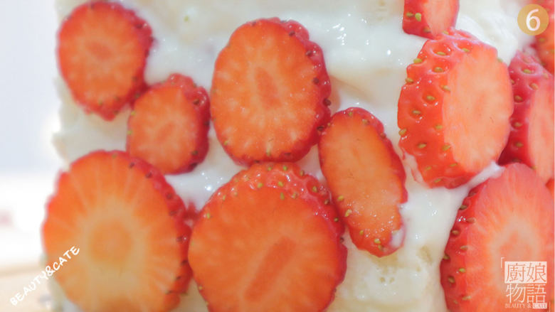 5分钟就搞定的低卡「冬日酸奶蛋糕」竟吃出了恋爱的感觉！,贴上草莓片。