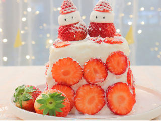 5分钟就搞定的低卡「冬日酸奶蛋糕」竟吃出了恋爱的感觉！,把雪人插在蛋糕上，撒上糖霜，冬日酸奶蛋糕就做好啦，开吃吧~