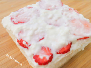 5分钟就搞定的低卡「冬日酸奶蛋糕」竟吃出了恋爱的感觉！,在第一张吐司上抹上酸奶后盖上第二张吐司，同样抹上酸奶，摆上草莓片抹上酸奶。