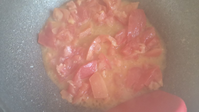 三鲜米线,锅里加入适量的油，下入西红柿炒出汤汁