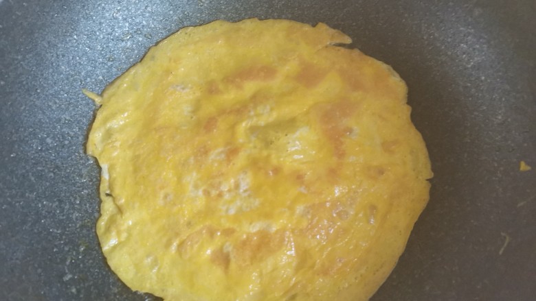 三鲜米线,不粘锅加入少许油，下入鸡蛋液摊成蛋饼