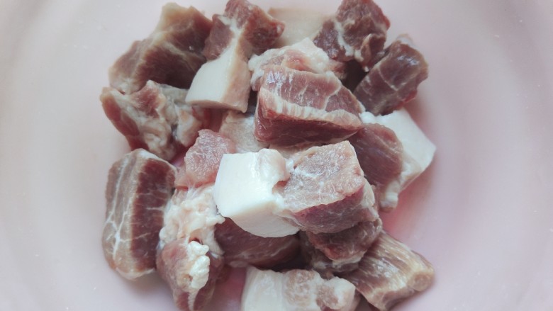 腐竹红烧肉,夹心肉洗净，切成合适的块儿