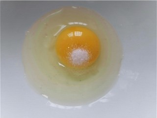 鸡蛋炒乌冬面,将鸡蛋磕入碗中加入少许盐调味并搅打均匀