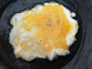 鸡蛋炒乌冬面,锅内放油烧热倒入蛋液