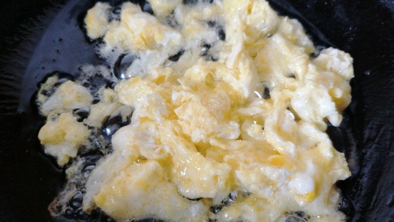 鸡蛋炒乌冬面,将鸡蛋炒成小块