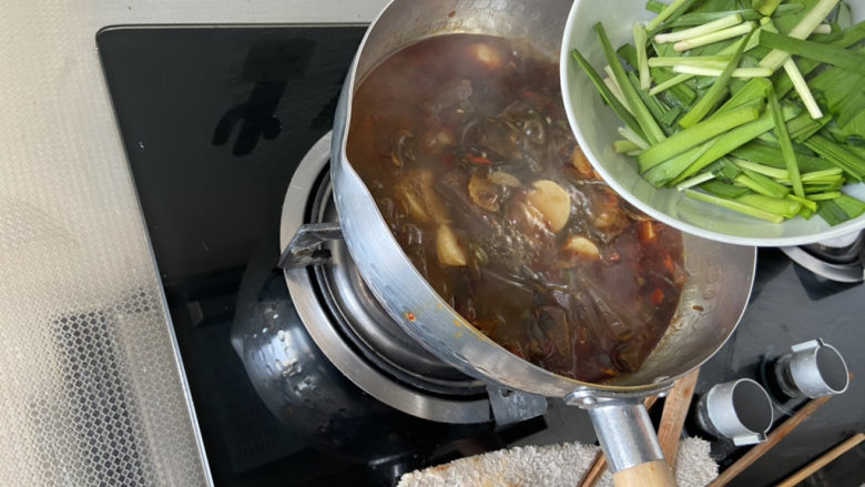 香辣鸭血,转大火，稍微收汁，出锅前加韭菜段，十来秒即可出锅。