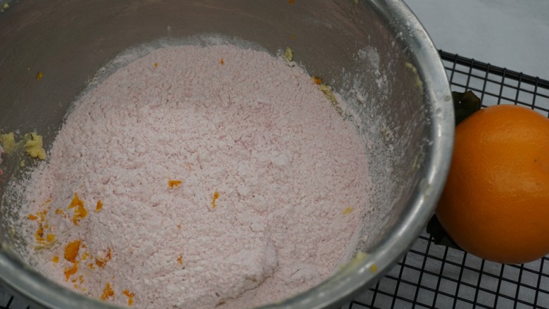 焦糖杏仁草莓饼干,筛入低粉和草莓冻干粉